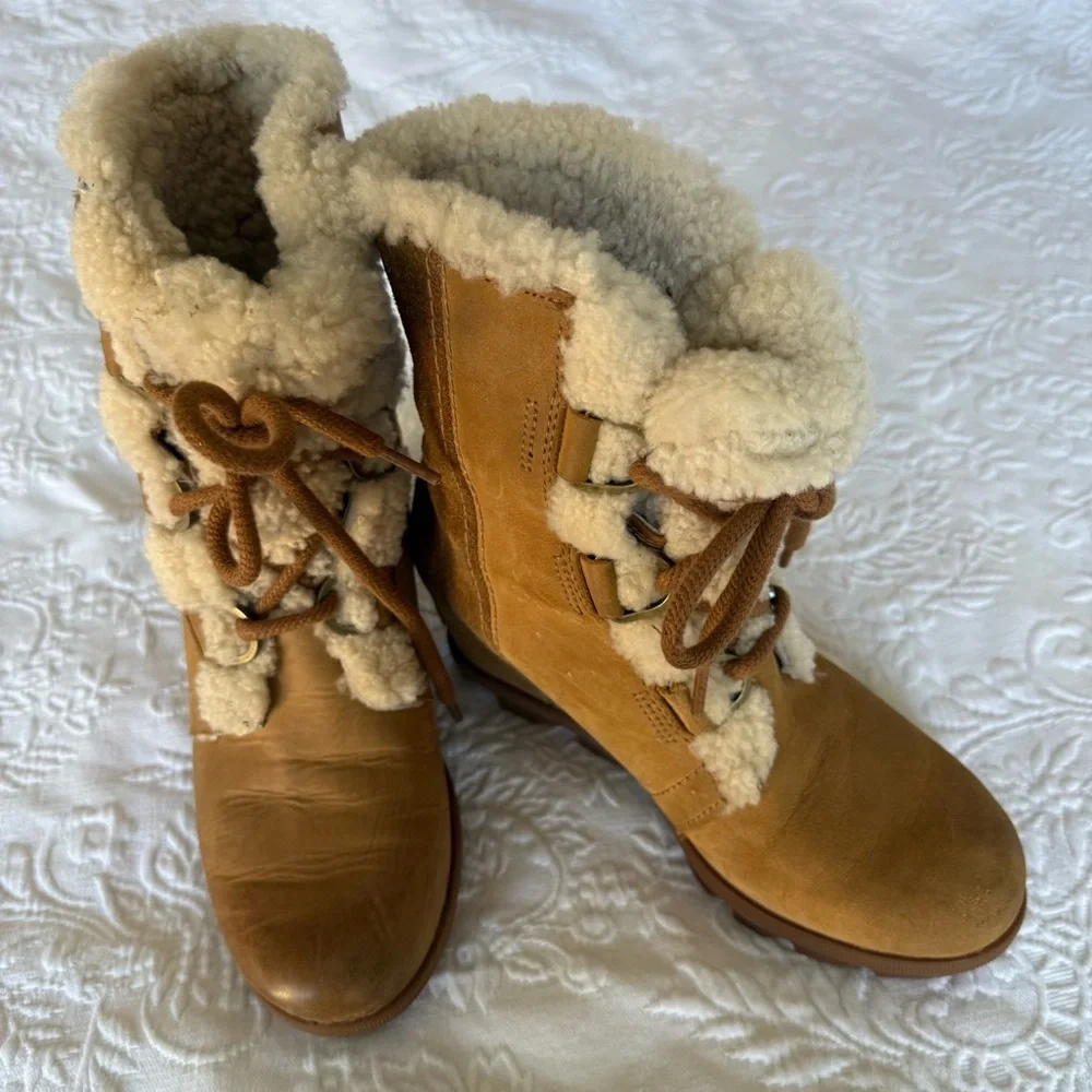 Sorel Joan of Artic Wedge II Tan Shearling Lace-Up Boots size 7.5